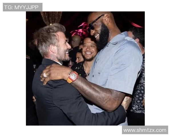 帅哥与足球明星亲密合影展现青春活力与运动魅力的精彩瞬间